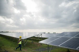 Bagaimana Cara Panel Surya Bekerja Saat Cuaca Mendung?